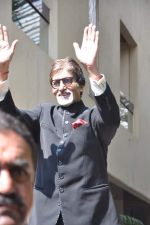 Amitabh Bachchan greets fans on his birthday outside his residence on 11th Oct 2012 (24).JPG